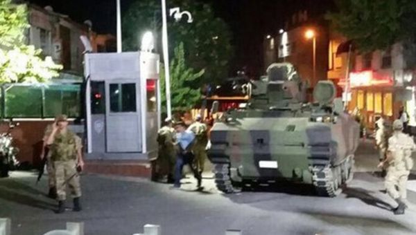 Turchia, colpo di Stato militare. Carri armati su Ankara. Spari e morti - [video]