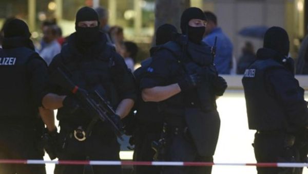 Attentato terroristico in centro commerciale a Monaco di Baviera. Dieci morti e decine di feriti nella sparatoria