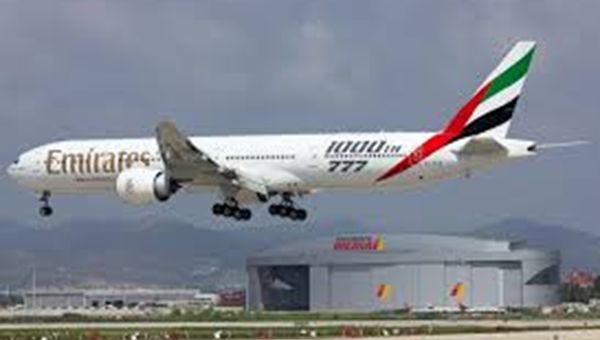 Boeing 777 Emirates atterra in fiamme a Dubai. Tutti salvi [video]