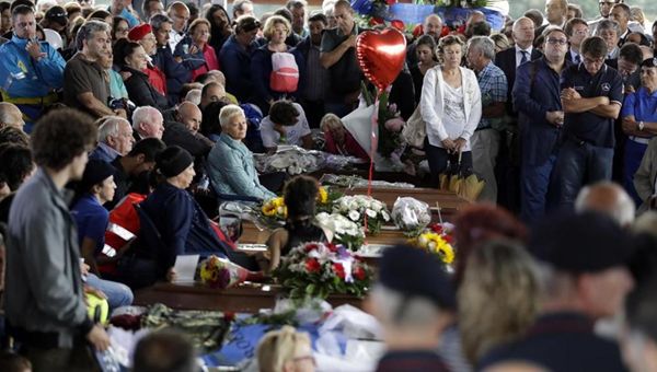 Amatrice piange i suoi morti. Vescovo Rieti: "Non uccide terremoto ma opere uomo" - [video]