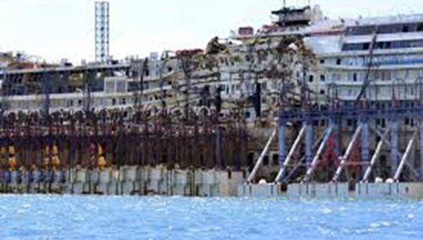 Porto Genova, navigazione interdetta per spostamento relitto Concordia