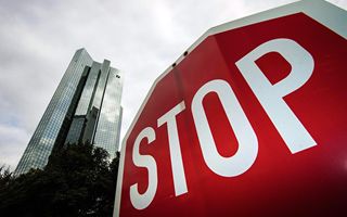 Deutsche Bank ignora la bocciatura della Fed