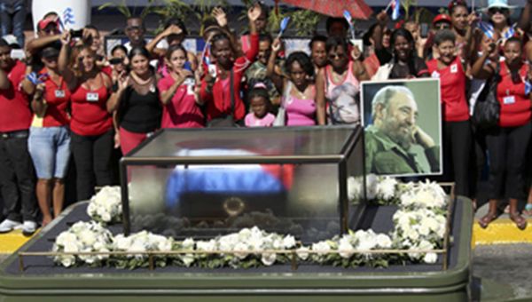 L'ultimo saluto a Fidel Castro: in 50 mila in piazza a Santiago de Cuba