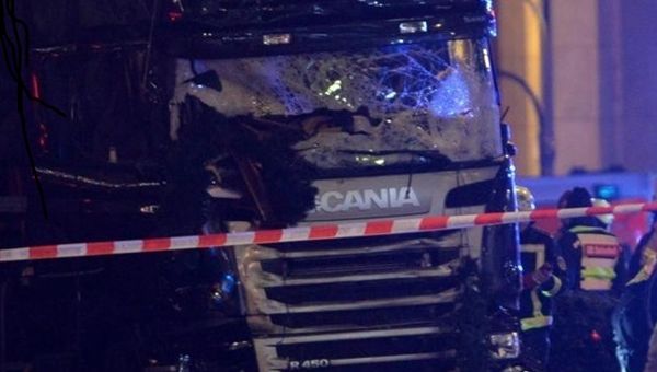 Attentato a Berlino di probabile matrice jihadista, forse Isis. Tir contro la folla uccide numerose persone