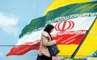 Iran potrebbe arricchire l'uranio al 90%. Trump snobba minacce e costi conflitto