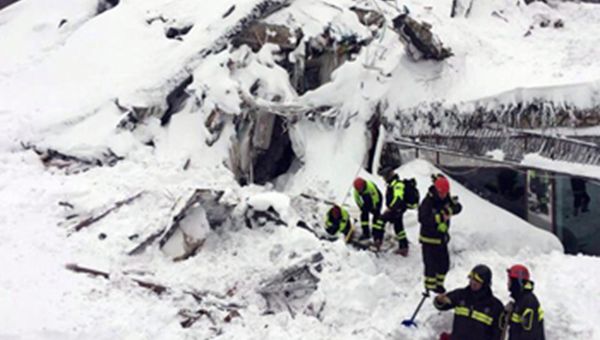 La tragedia dell'hotel Rigopiano: si scava alla ricerca di superstiti ma con sempre meno speranze