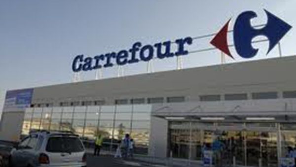 Carrefour annuncia per l'Italia chiusure e tagli personale