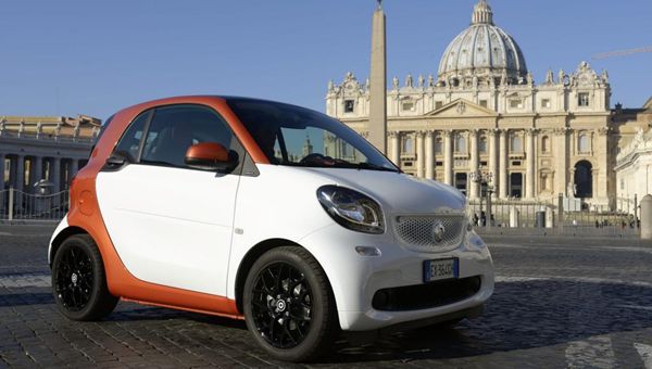 Mercedes-Benz, volano le vendite. Oggi presenta le nuove smart