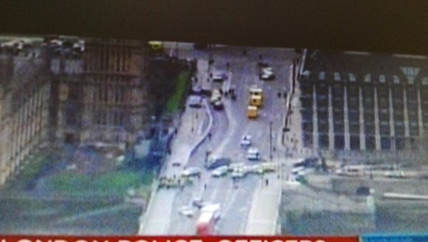 Londra, attacco in Parlamento. Auto piomba sulla folla, 12 feriti. Assalitore ucciso