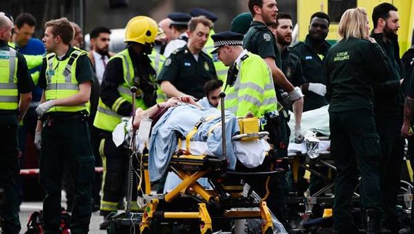 Londra, attacco in Parlamento. Auto piomba sulla folla e provoca 12 feriti. Assalitore ucciso