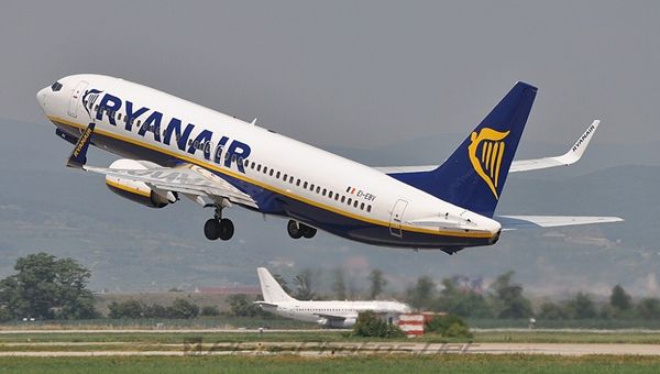 Ryanair, la flotta dei Boeing 737-800 vola a 380