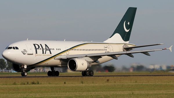 Aereo di linea pakistano scortato da caccia britannici