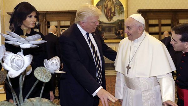 Trump incontra Papa Francesco. Scambio di doni e sorrisi in un clima sereno