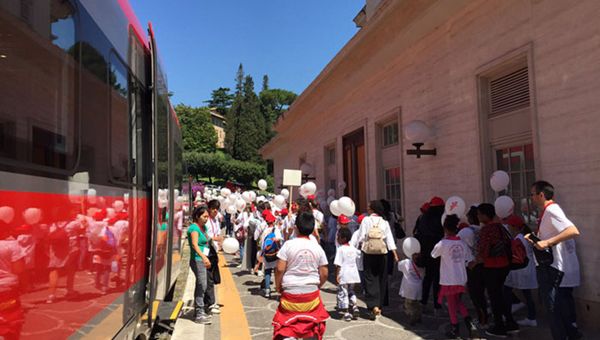 Gruppo di 500 bambini con Frecciarossa 1000 in Vaticano