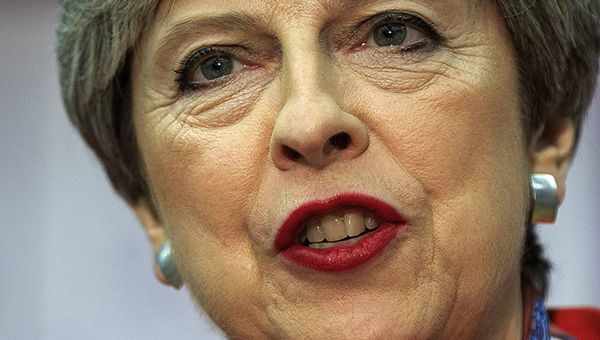 Brexit: Theresa May salva dalla mozione di sfiducia
