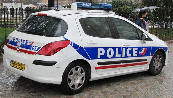 Francia, auto travolge pattuglia soldati a Parigi