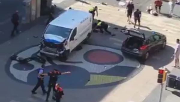 Attentato a Barcellona rivendicato da ISIS. Furgone sulla folla: 13 morti e decine di feriti