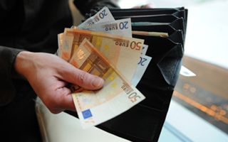 Stipendi, da oggi 1 luglio finisce l’era dei pagamenti in contanti