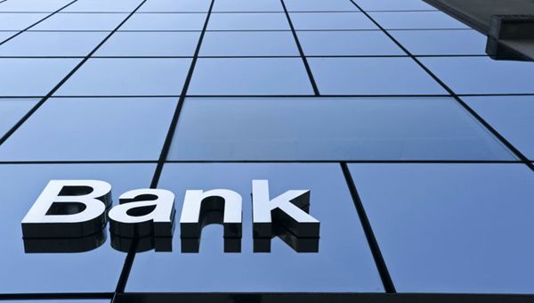 Il focus degli analisti resta sui bancari