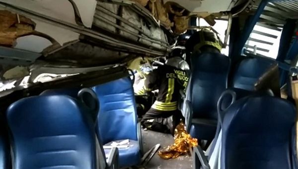 Treno regionale deragliato alle porte di Milano, in corso riconoscimento vittime