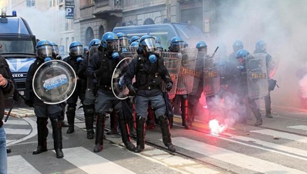 Manifestazione antifascista a Milano: scontri tra polizia e antagonisti