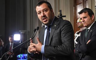 Migranti, Moscovici: "Salvini sbaglia ma il suo messaggio va ascoltato". Merkel pronta a collaborare