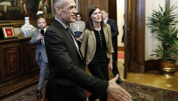 Cottarelli atteso al Colle con la lista dei ministri. Di Maio: "A Roma il 2 giugno"