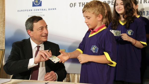 La nuova banconota da 5 euro sbarca in Eurozona