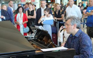 Aeroporto Fiumicino, Concerto a sorpresa del Maestro Pappano