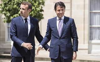 Migranti, scontro Conte-Macron sui centri di accoglienza