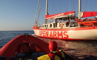 Migranti, Open Arms con 59 naufraghi verso Barcellona accusa l’Italia per 100 morti