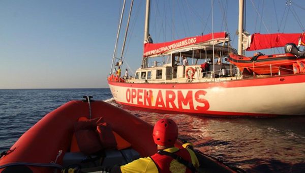 Migranti, Open Arms con 59 naufraghi verso Barcellona accusa l'Italia per 100 morti