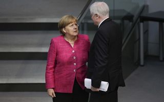 Germania, Seehofer: non mi lascio licenziare dalla Merkel