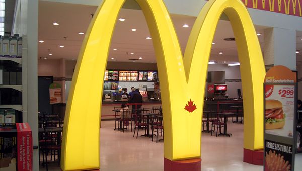McDonald's consegna utili oltre attese, ma scende il fatturato