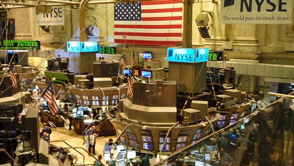 Wall Street procede a vele spiegate