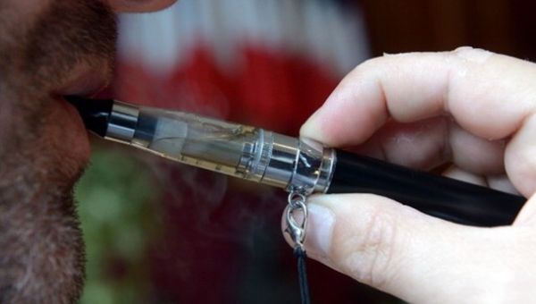 Veronesi contro il Governo: "rema contro" la sigaretta elettronica