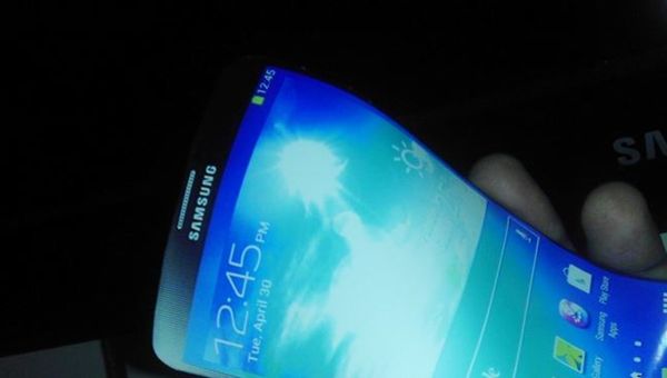 Samsung lancia il Galaxy Round, primo smartphone curvo