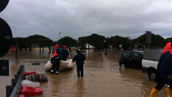 Maltempo, Maremma in ginocchio. Crolla un ponte, muoiono tre operai